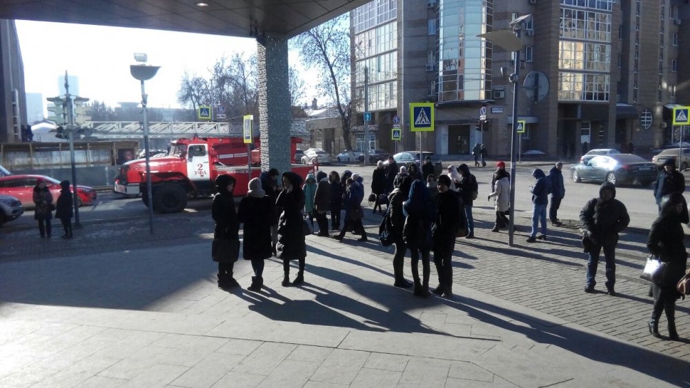 Какие улицы эвакуируют. 250 Человек на фото. Уфа город люди. Фото эвакуация из торгового центра. Уфа люди на улицах.