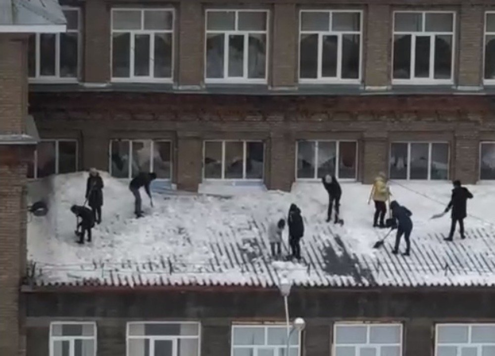 Снежка школа. Крыша школы. Снег на крыше. Снег на крыше школы. В Уфе школьники на крыше.