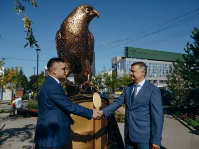 В Уфе появился городской монумент «Сапсаны на крыше Уралсиба»